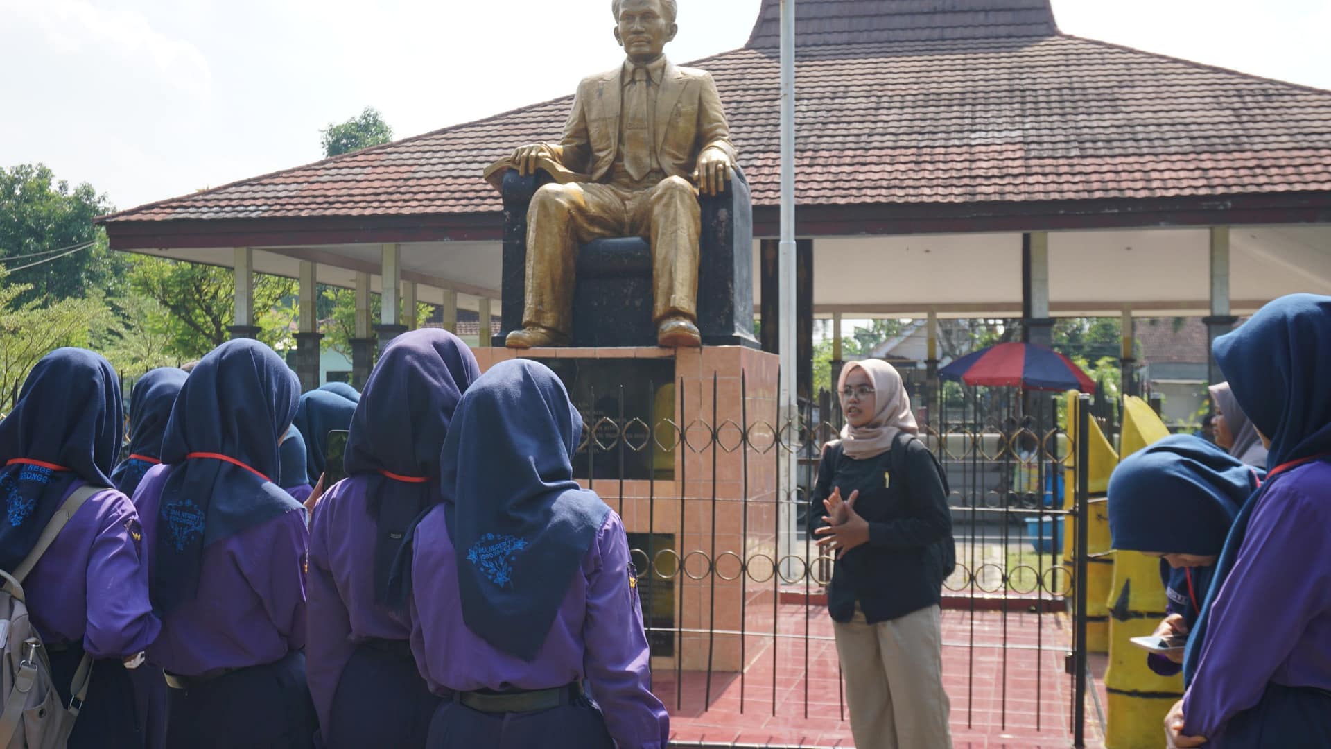 Marsya, Mahasiswa Sejarah dan Peradaban Islam UIN Khas Jember memandu pelajar SMA Tajunganom 1 di Museum dr. Soetomo Kabupaten Nganjuk. (Foto: Istimewa)