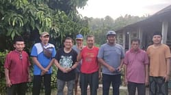 Anggota Komisi IV DPR RI Fraksi PDI Perjuangan, Sonny T Danaparamita saat menampung keluhan petani di Banyuwangi. (Foto: Istimewa)