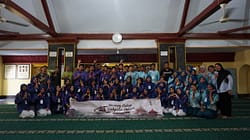 Foto bersama pemandu dan peserta Traveling Vintage di Masjid Al-Mubarok Berbek. (Foto: Istimewa)
