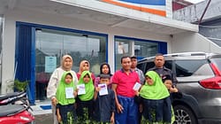 Relawan, dan orang tua siswa penerima beasiswa PIP jalur aspirasi dari Anggota DPR RI Fraksi PDI Perjuangan, Sonny T Danaparamita. (Foto: Istimewa)