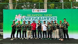 Pengurus Pelti Banyuwangi bersama wasit Tenis nasional. (Foto: Satria)