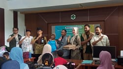 Warga Desa Badean, Kecamatan Blimbingsari terima paket nutrisi lengkap dari CSR Peduli Stunting Bandara Internasional Banyuwangi. (Foto: Istimewa)