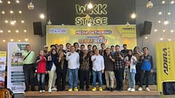 Foto bersama Head of Regional Business Kalimantan Adira Finance Handry Murdy Herfani dan jajaranya bersama insan media usai Gathering di Banjarmasin. (Foto: Istimewa)