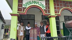 Bandara Banyuwangi saat membagikan bantuan karpet sajadah ke Musholla. (Foto: Istimewa)