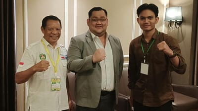 Ghifary RD (kanan) bersama Ketua Pertina Kota Surabaya, Ferlix Prasetya dan Drs. Mikdon Henky Tanaem. (Foto: Istimewa)