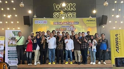 Foto bersama Head of Regional Business Kalimantan Adira Finance Handry Murdy Herfani dan jajaranya bersama insan media usai Gathering di Banjarmasin. (Foto: Istimewa)